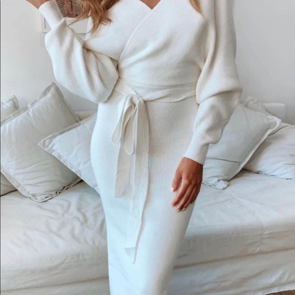 Cute white long sleeve dress. The material is really stretchy.